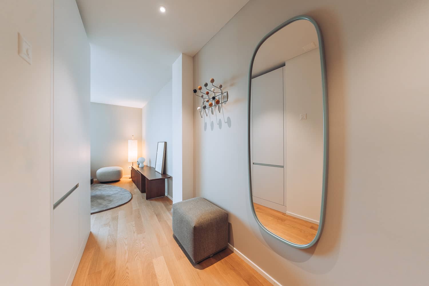 Im Flur einer Wohnung h&auml;ngt eine Garderobe und ein grosser Spiegel